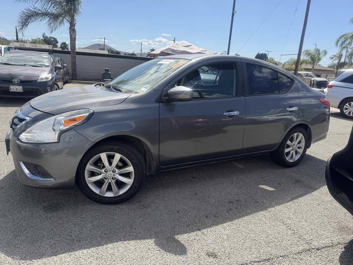Used 2016 Nissan Versa FWD image 2