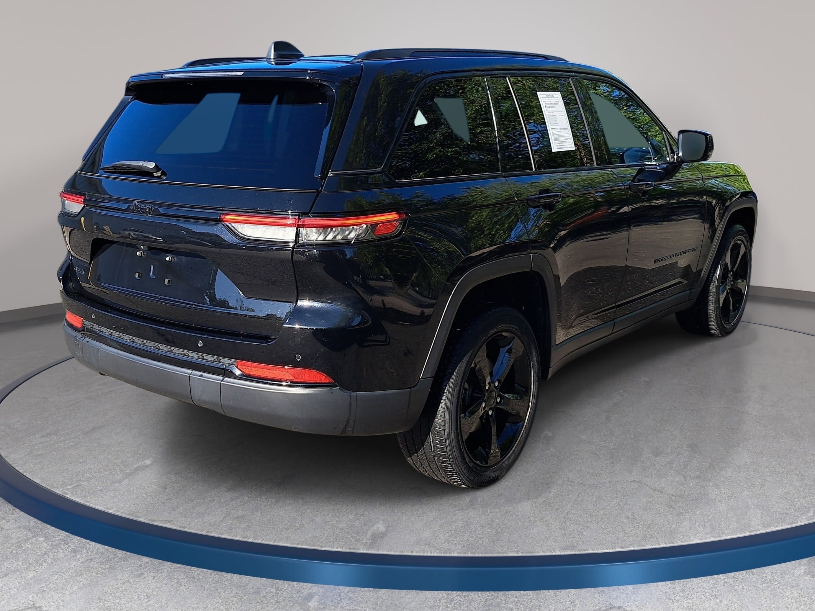 Used 2022 Jeep Grand Cherokee Altitude AWD/4WD image 5