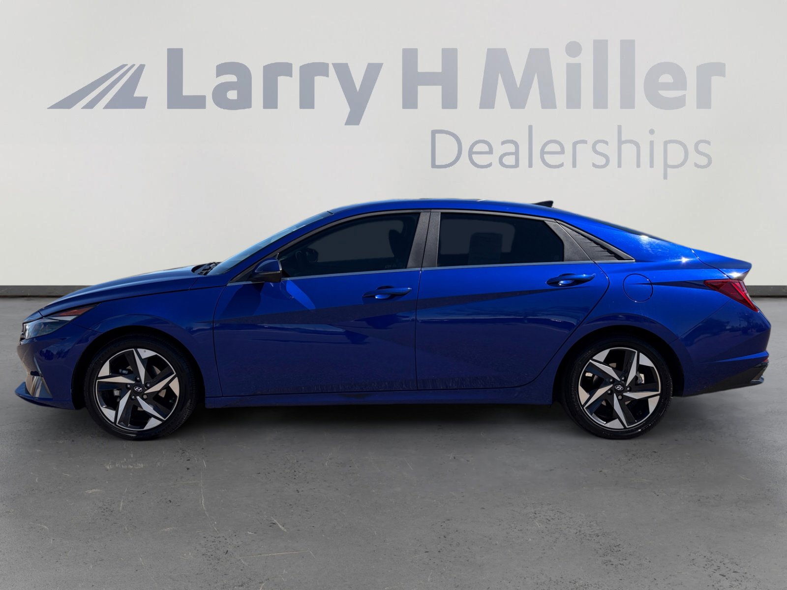 Used 2023 Hyundai Elantra Limited FWD image 3