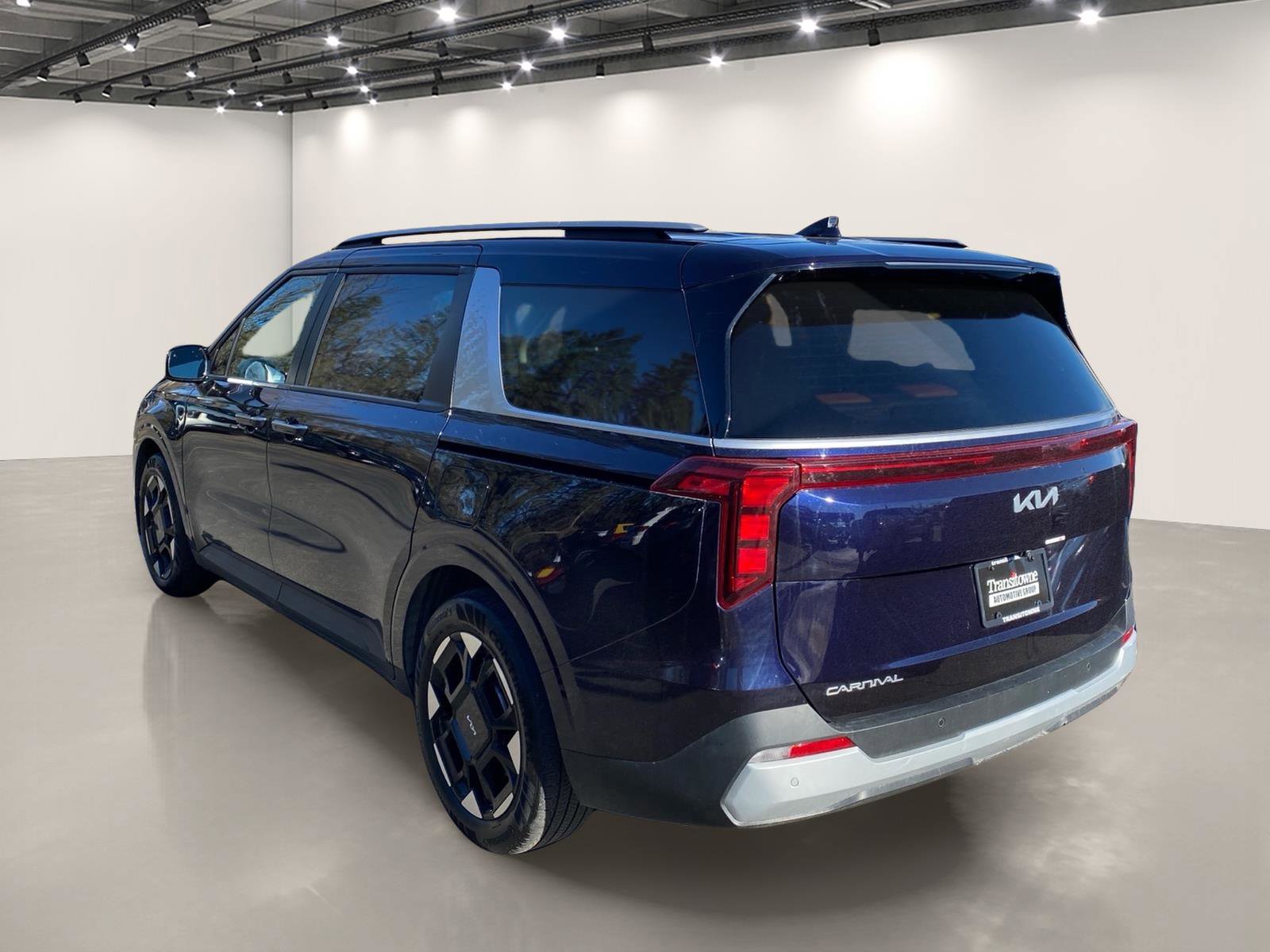 Certified 2025 Kia Carnival EX image 6