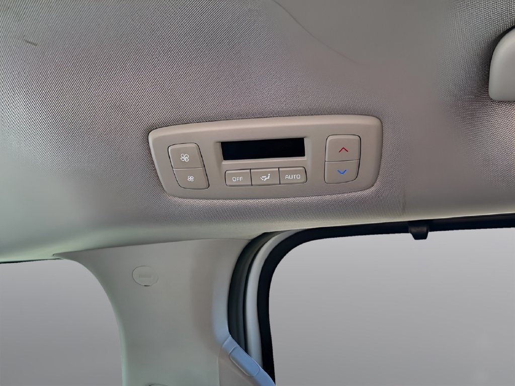 Used 2025 Kia Carnival EX FWD image 25