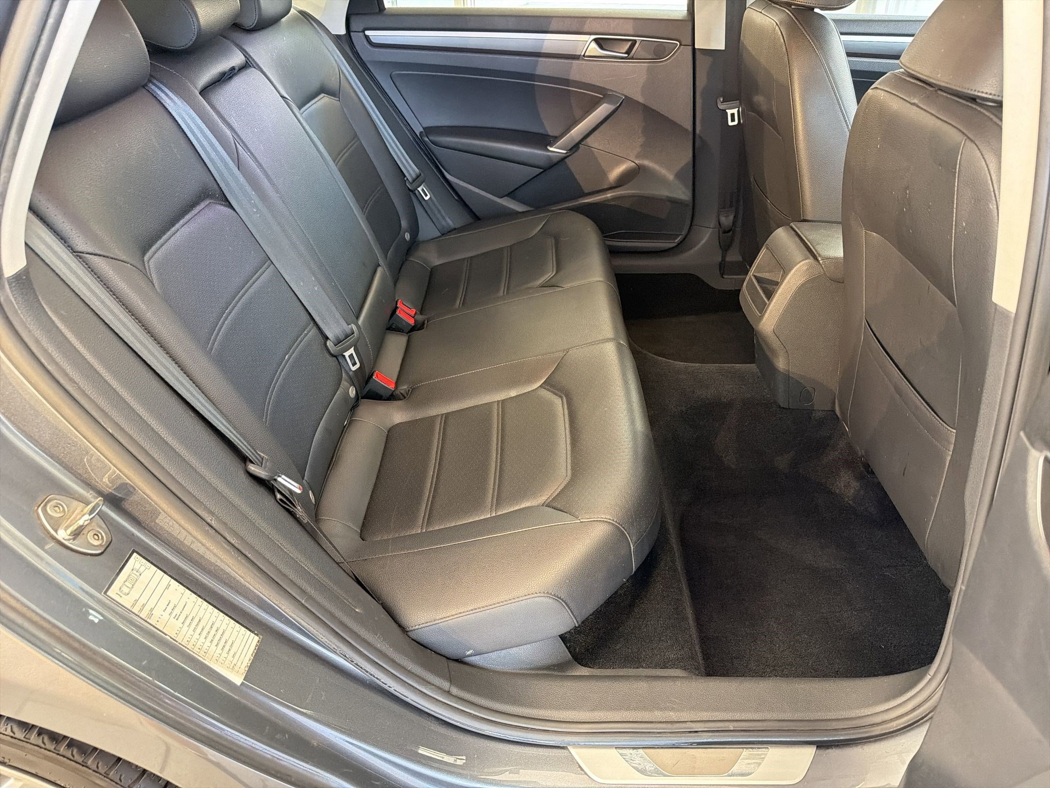 Used 2018 Volkswagen Passat 2.0T R-Line image 27