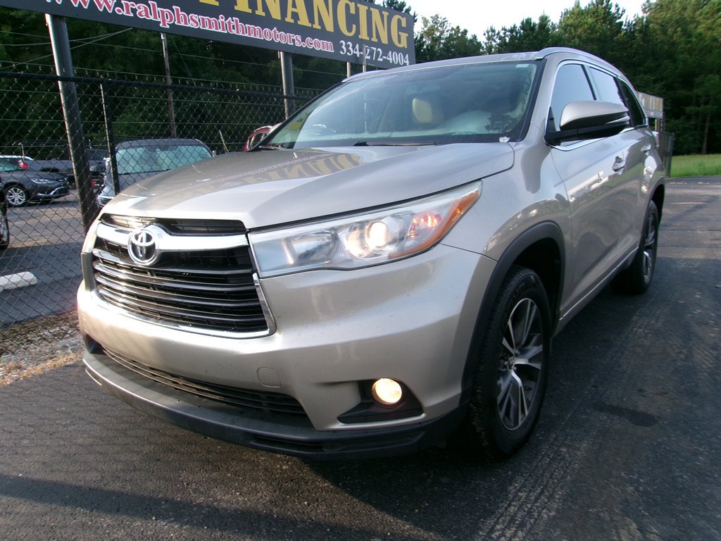 Used 2016 Toyota Highlander XLE image 2