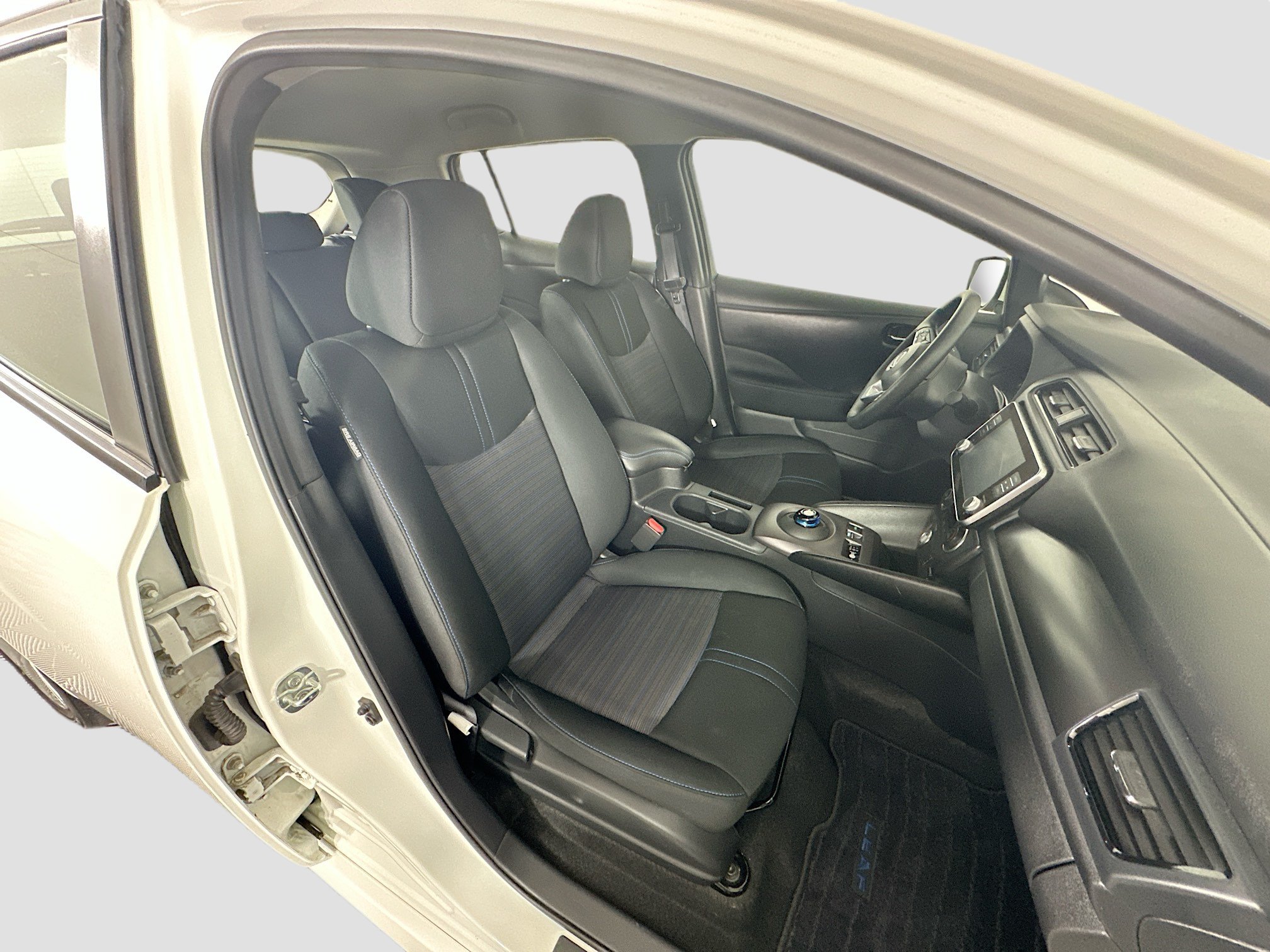 Used 2025 Nissan Leaf S FWD image 29