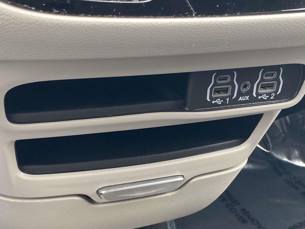 Used 2024 Chrysler Pacifica Touring-L image 28