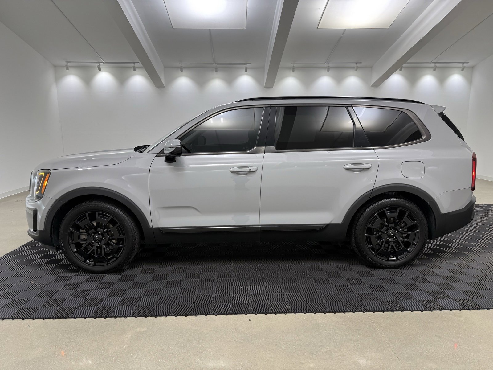Used 2022 Kia Telluride SX w/ SX Prestige Package image 4