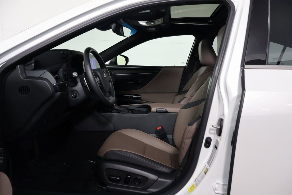 Certified 2025 Lexus ES 300h w/ Premium Package image 10