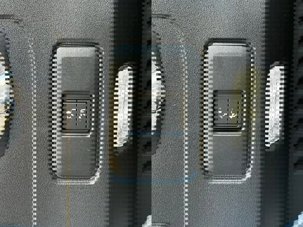 New 2026 Land Rover Defender 130 X-Dynamic SE image 41