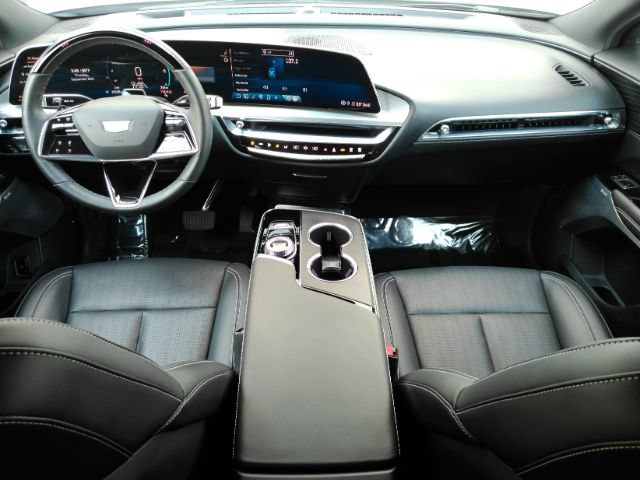 Used 2023 Cadillac Lyriq AWD image 3