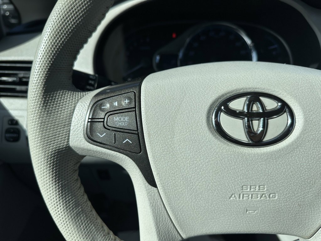 Used 2014 Toyota Sienna XLE image 19