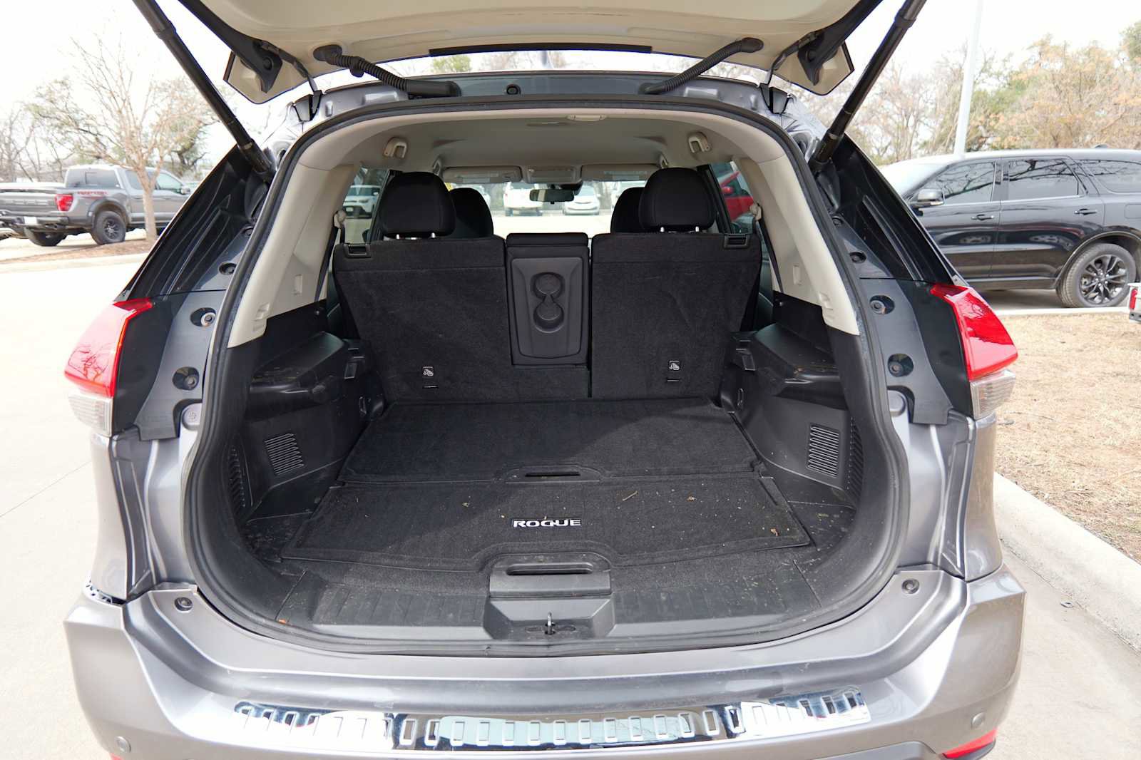 Used 2020 Nissan Rogue SV image 28