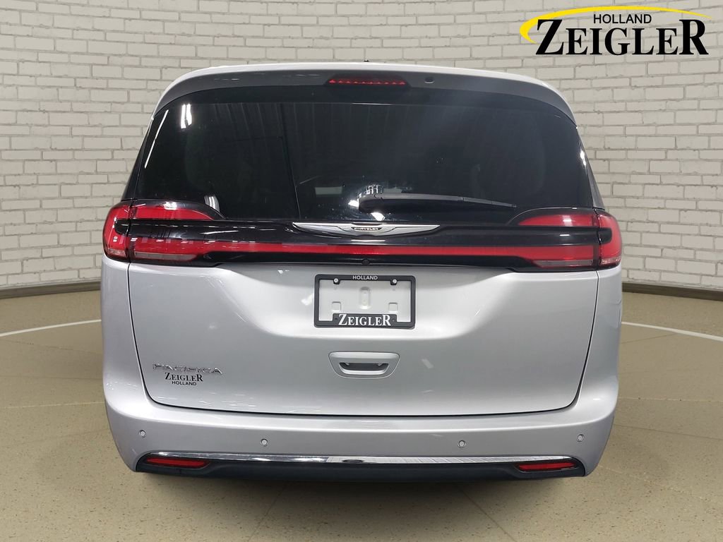 Used 2024 Chrysler Pacifica Touring-L FWD image 6