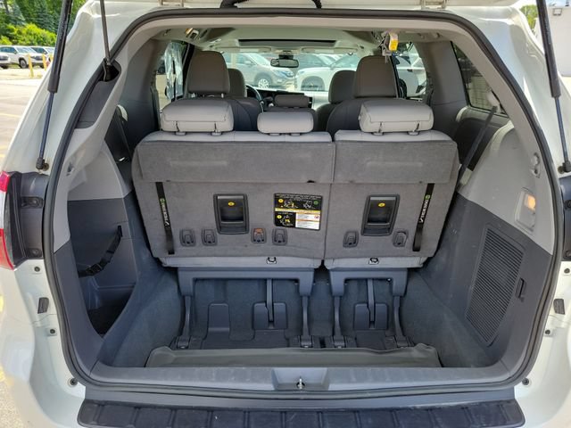 Used 2020 Toyota Sienna XLE w/ XLE Navigation Package FWD image 28