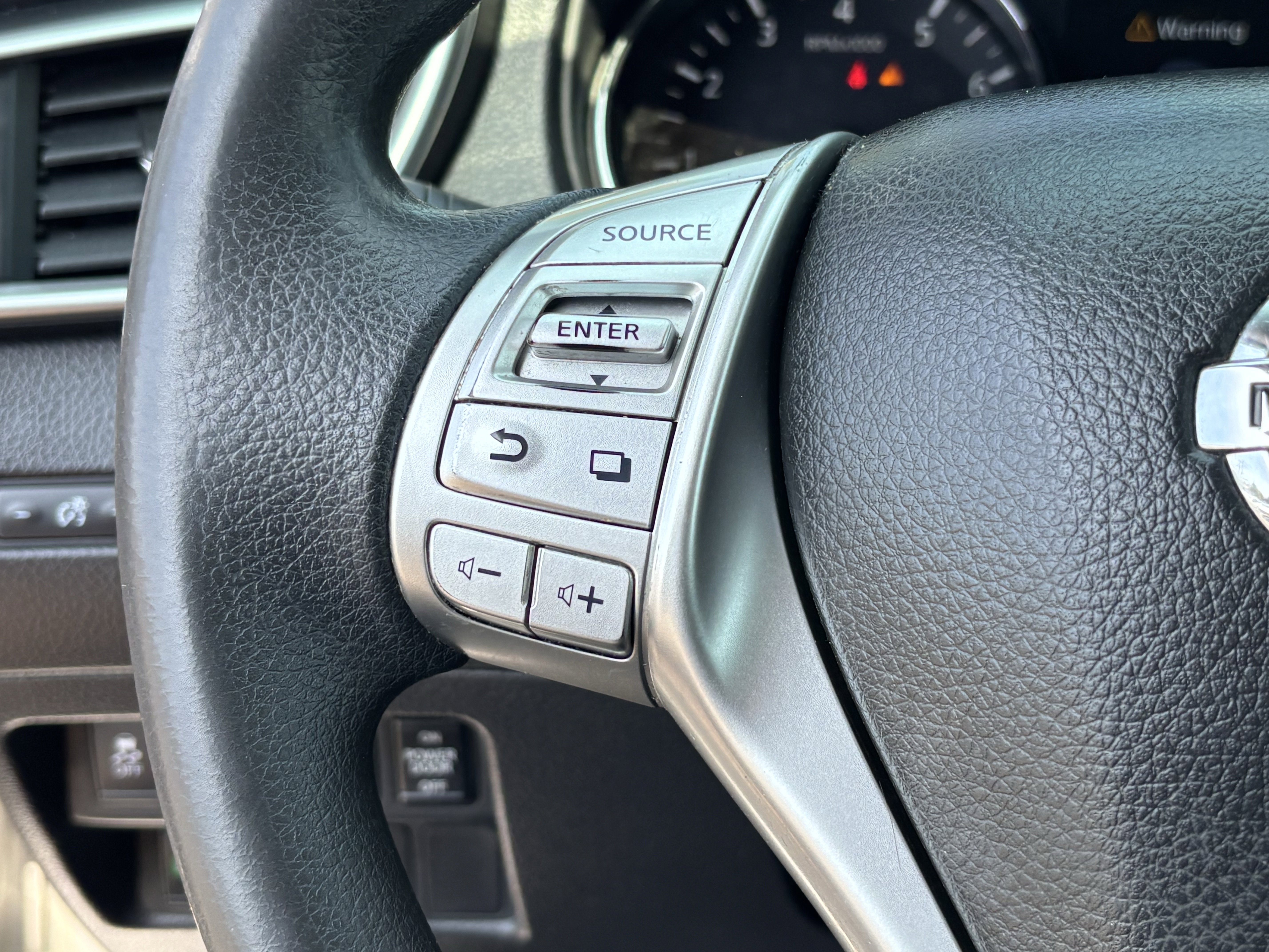 Used 2015 Nissan Rogue SV w/ SV Premium Package image 29