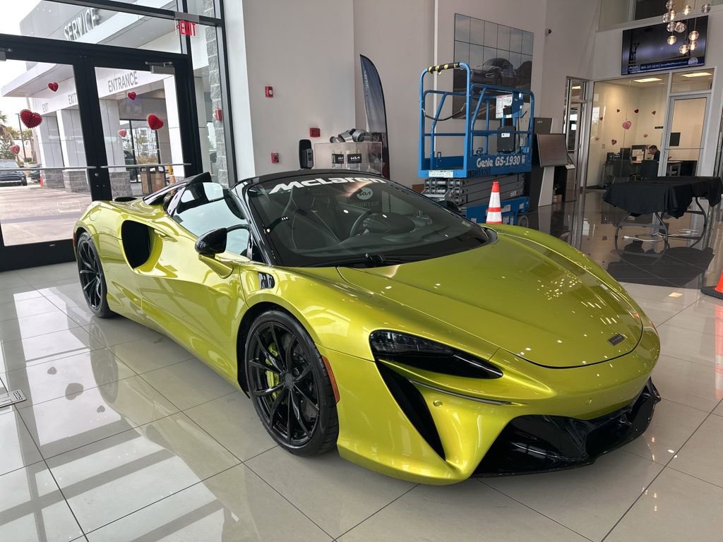Used 2025 McLaren Artura Spider image 5