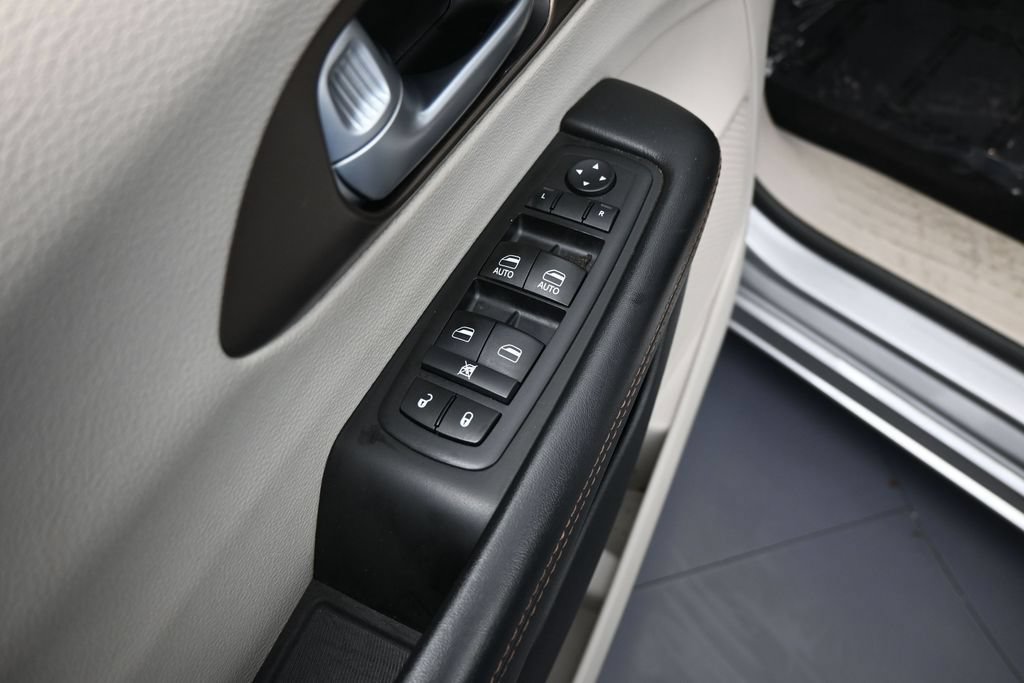 Used 2017 Chrysler Pacifica Touring-L FWD image 14