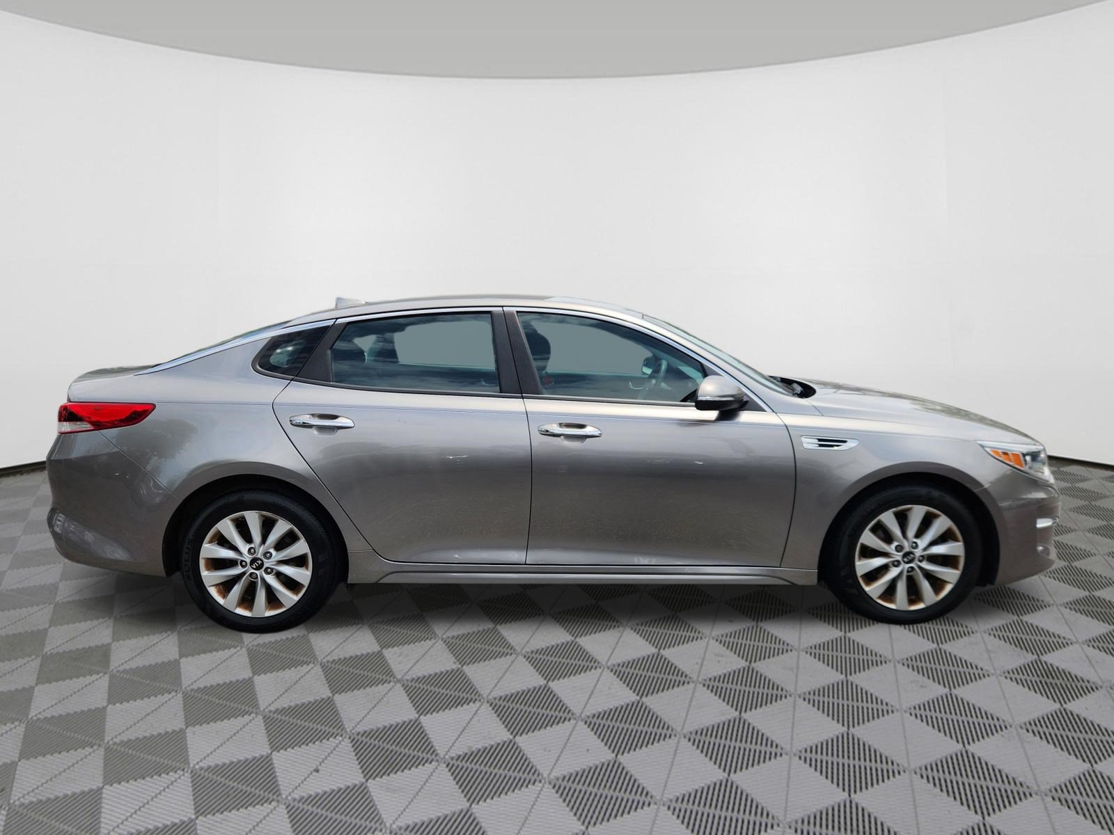 Used 2018 Kia Optima LX w/ 17" Alloy Wheels Package FWD image 6