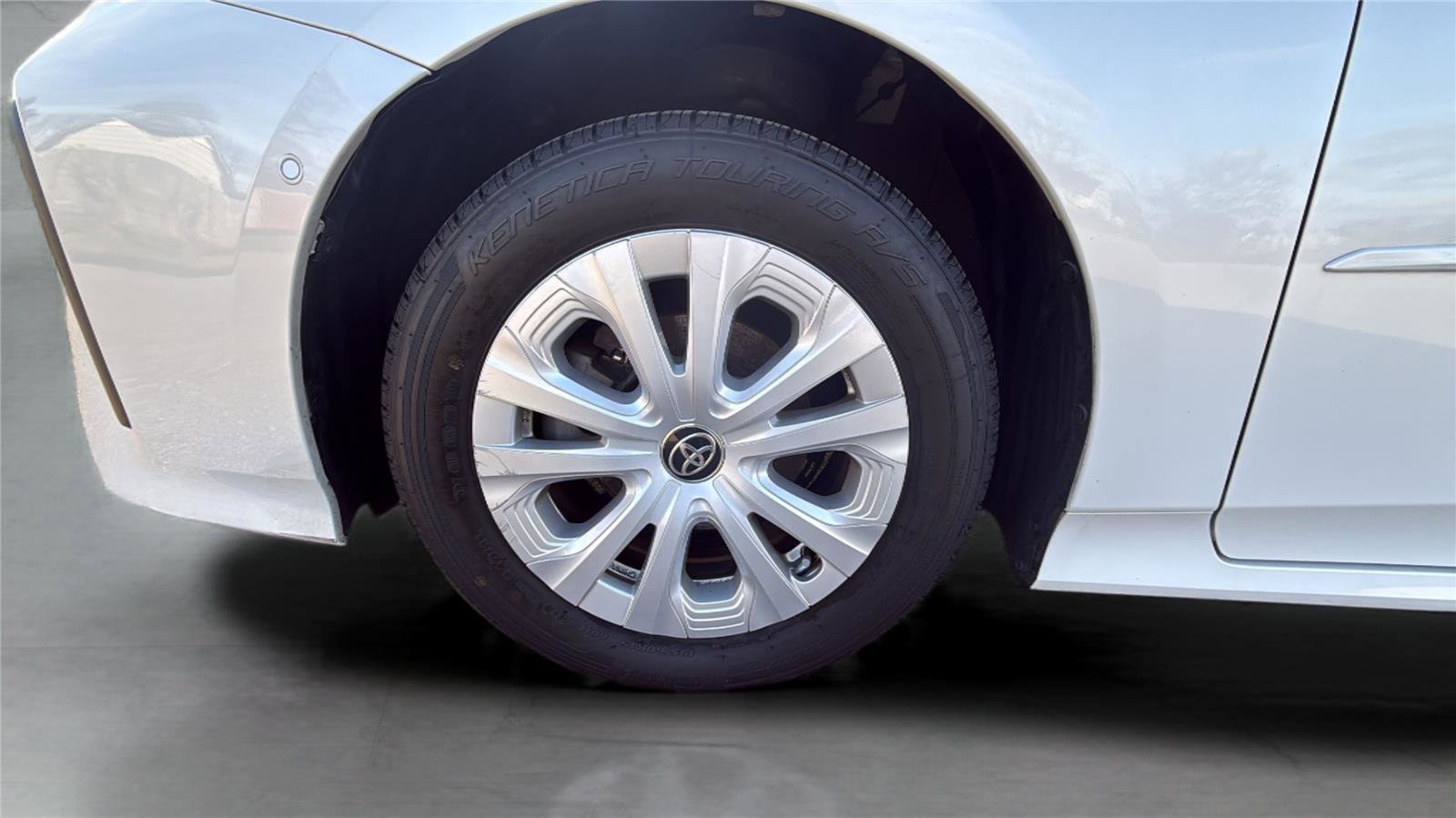 Used 2022 Toyota Prius LE image 28