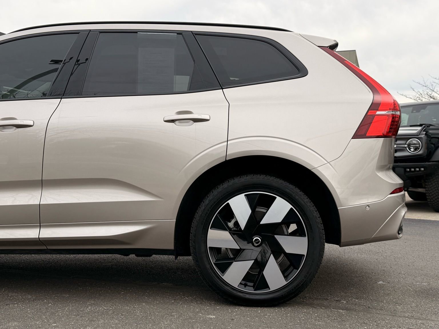 Used 2025 Volvo XC60 T8 Plus w/ Protection Package Premier image 11