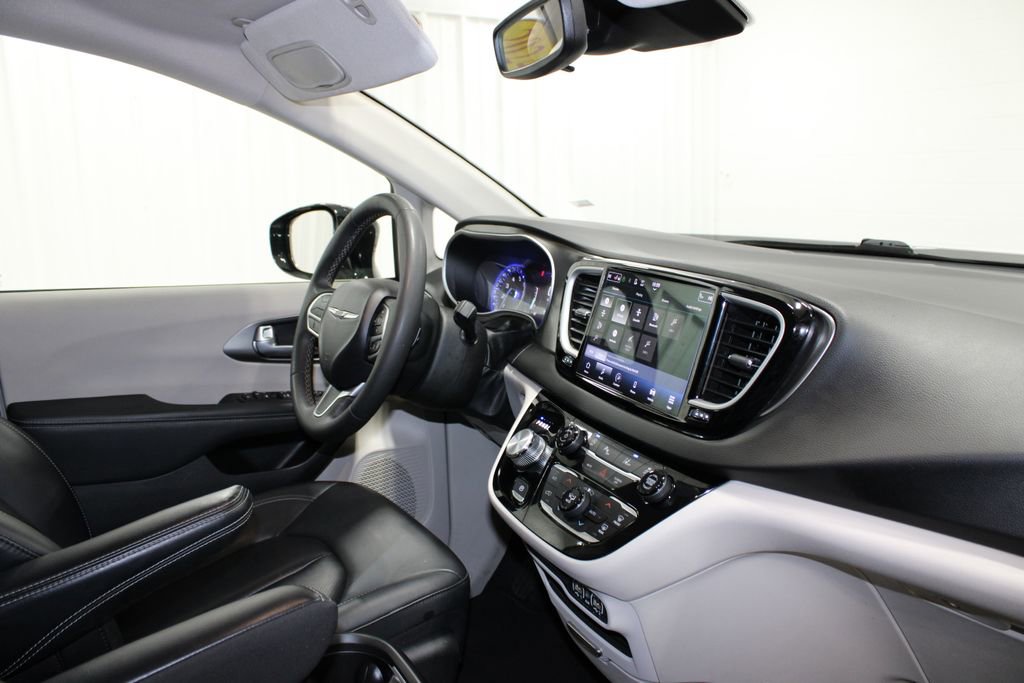 Used 2024 Chrysler Pacifica Touring-L image 34