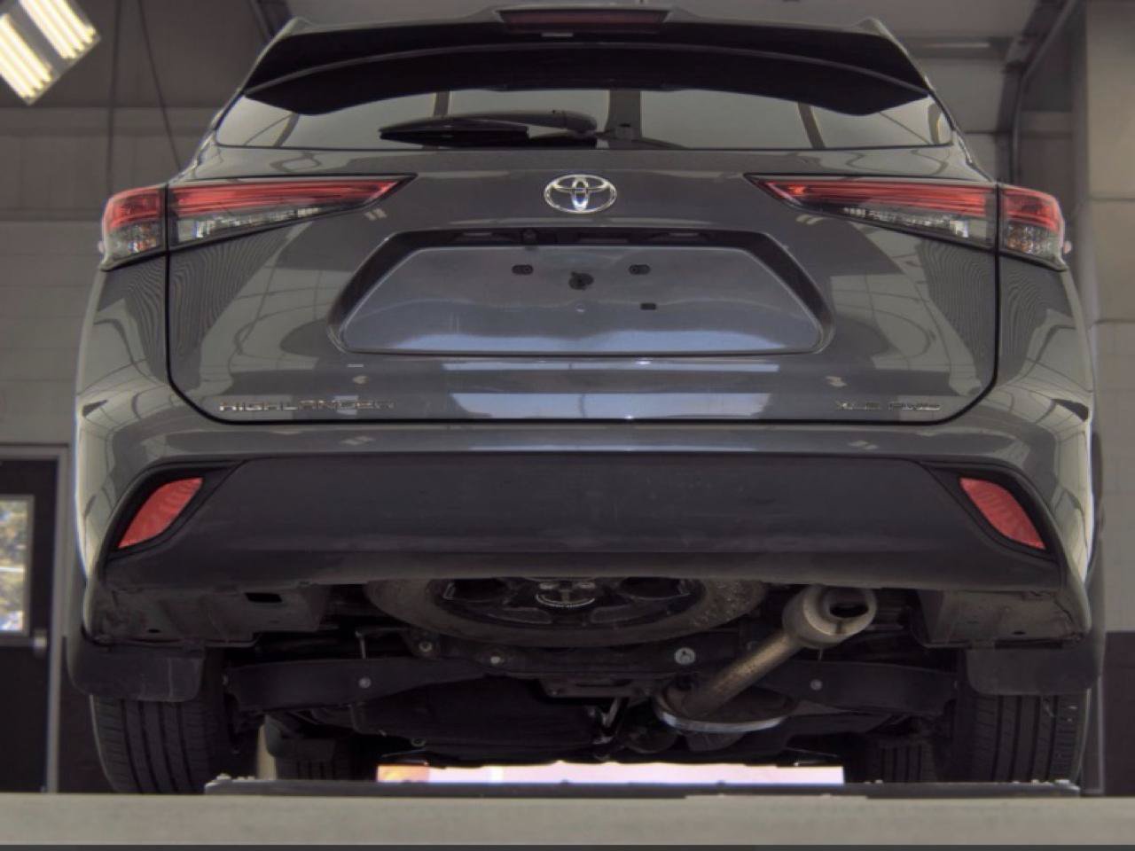 Used 2022 Toyota Highlander XLE AWD/4WD image 3
