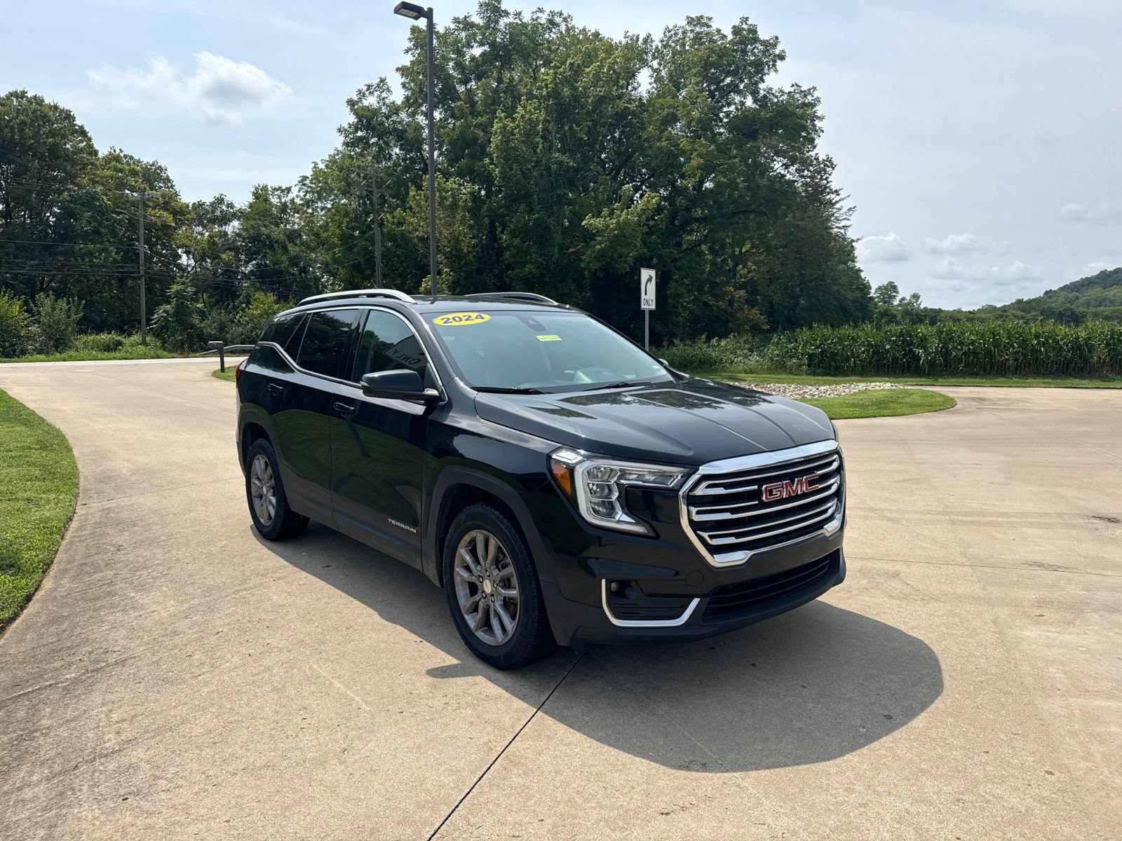 Used 2024 GMC Terrain SLT AWD/4WD image 3