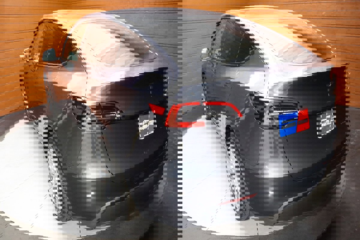 Used 2022 Tesla Model Y Long Range image 11