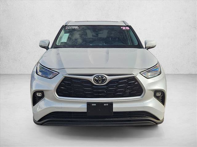 Used 2025 Toyota Highlander XLE FWD image 2