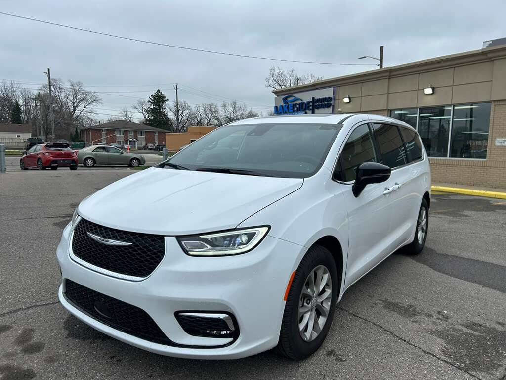 Used 2026 Chrysler Pacifica Limited image 1