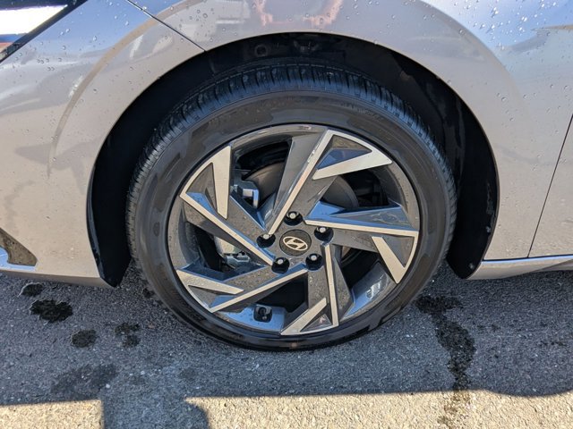 Used 2025 Hyundai Elantra Limited image 22