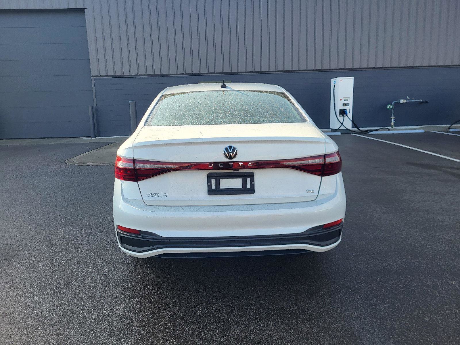 Used 2025 Volkswagen Jetta SE w/ Sunroof Package image 4