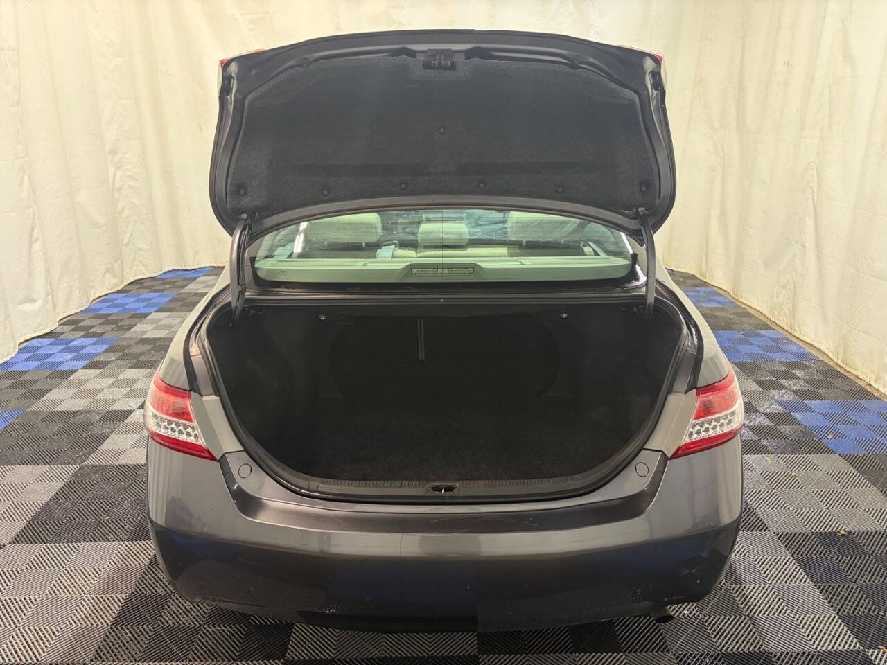 Used 2011 Toyota Camry LE image 10