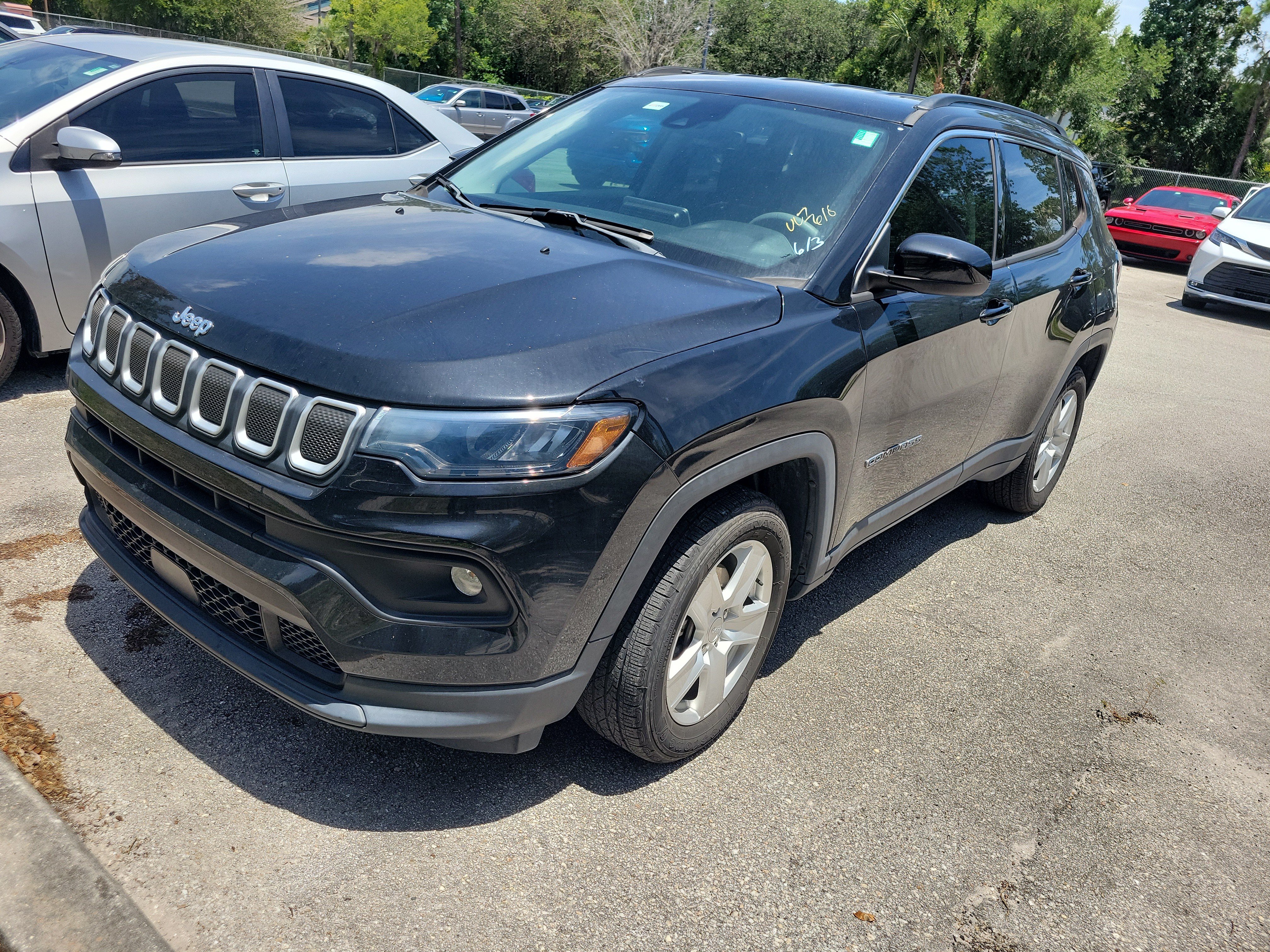 Used 2022 Jeep Compass Latitude FWD image 3