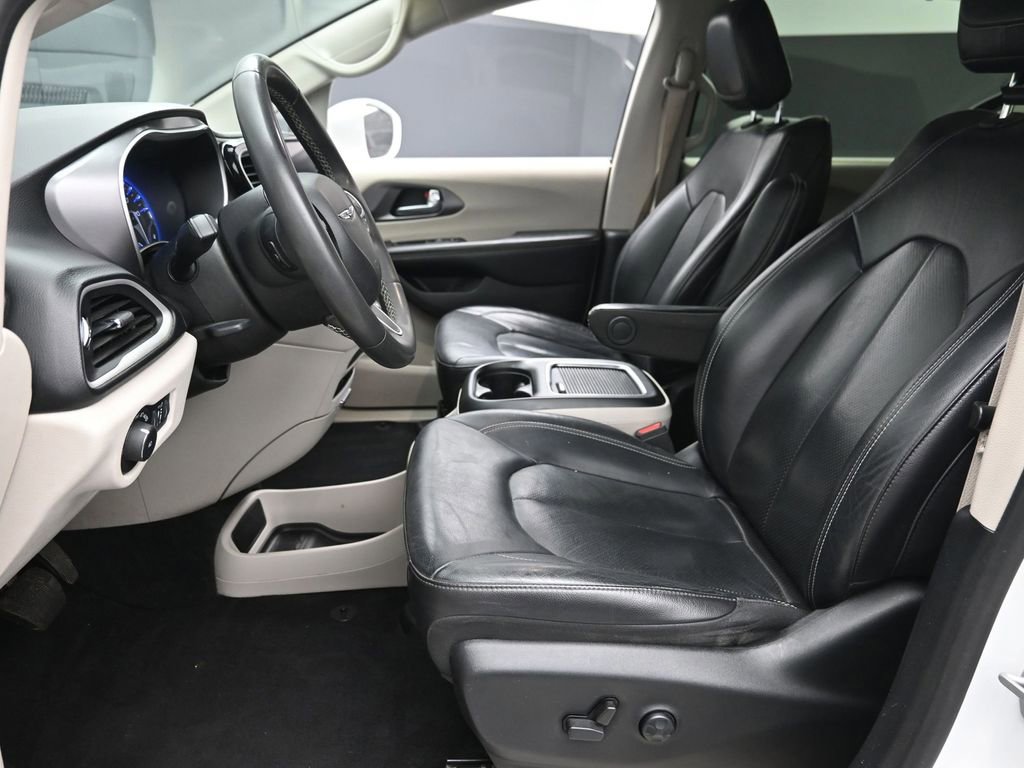 Used 2022 Chrysler Pacifica Touring-L image 15