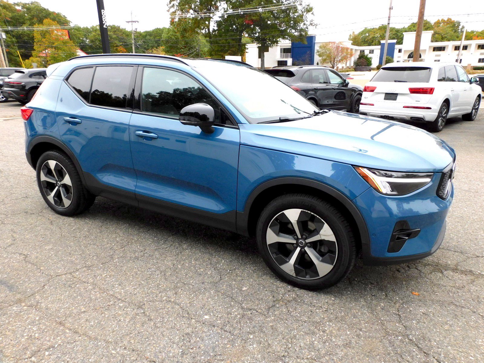 Used 2024 Volvo XC40 B5 Plus AWD/4WD image 7