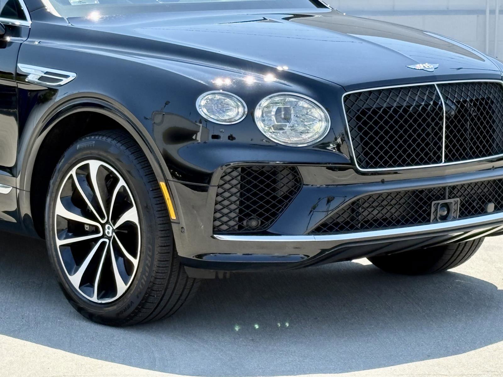 Used 2024 Bentley Bentayga image 2