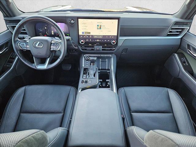 Used 2025 Lexus GX 550 w/ Accessory Package (CT) image 18