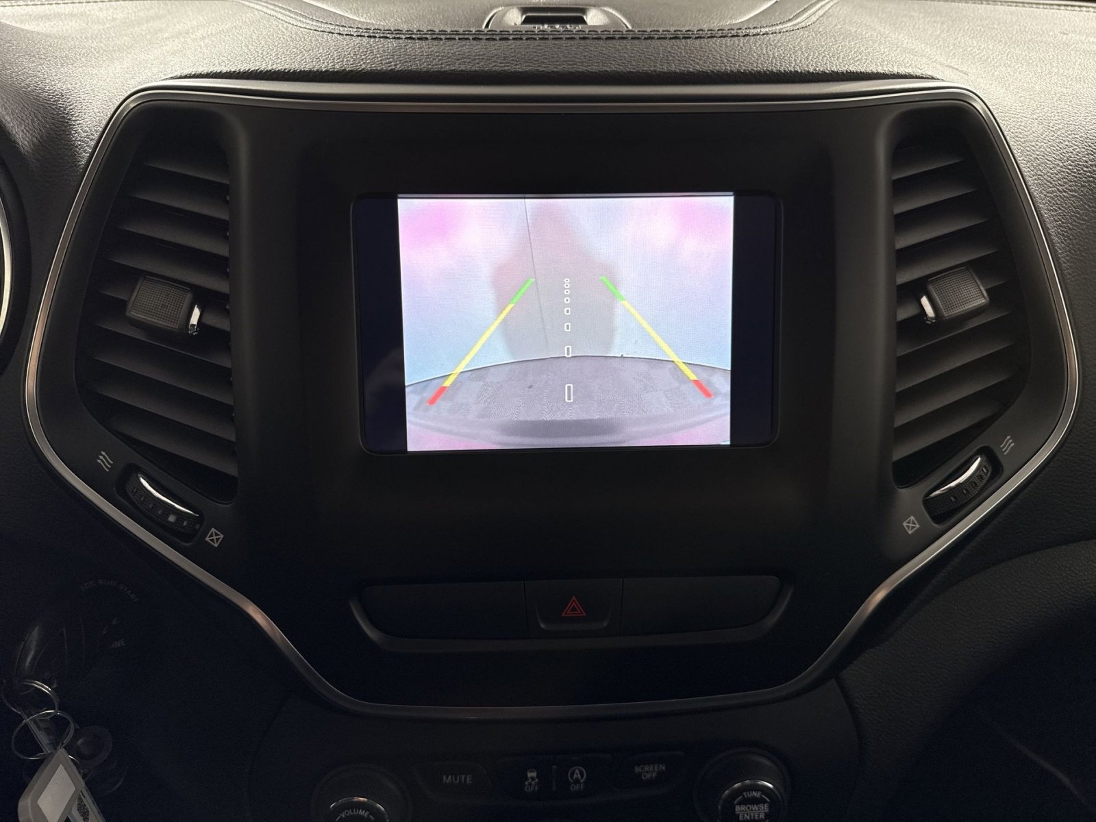 Used 2020 Jeep Cherokee Latitude FWD image 19