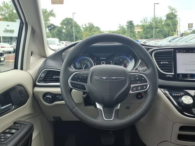 Certified 2024 Chrysler Pacifica Touring-L FWD image 19
