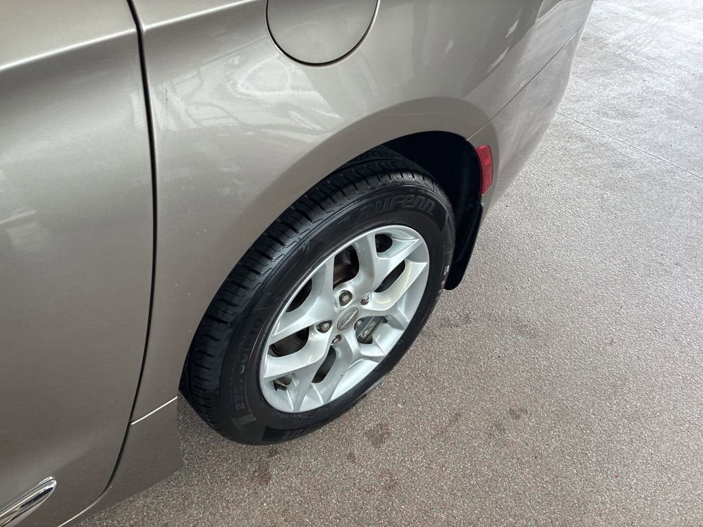 Used 2017 Chrysler Pacifica Touring-L w/ Tire & Wheel Group FWD image 5