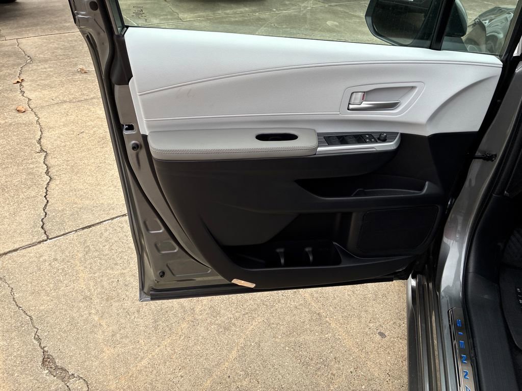 New 2026 Toyota Sienna XLE image 12
