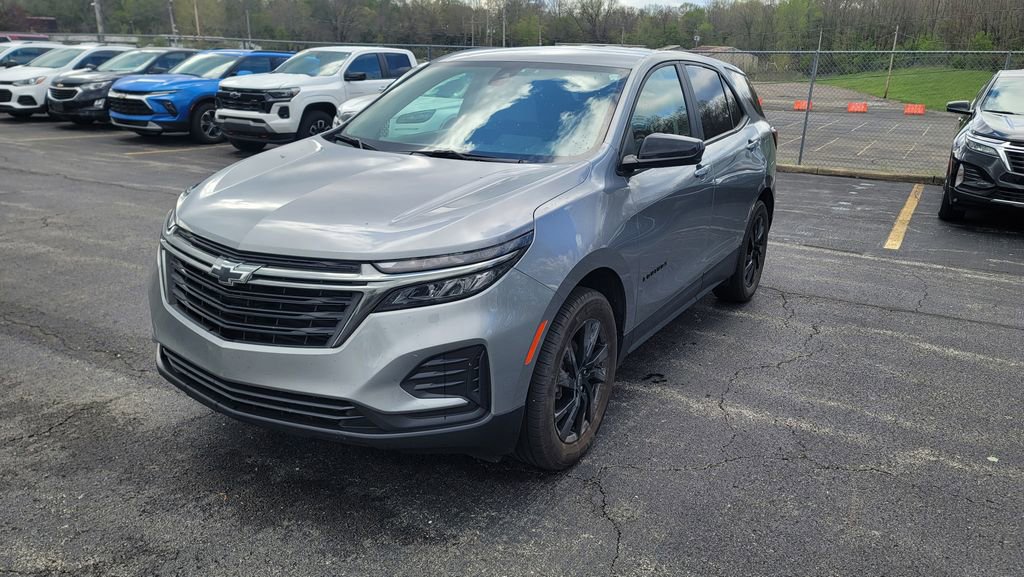 Used 2023 Chevrolet Equinox LS w/ LS Convenience Package AWD/4WD image 2