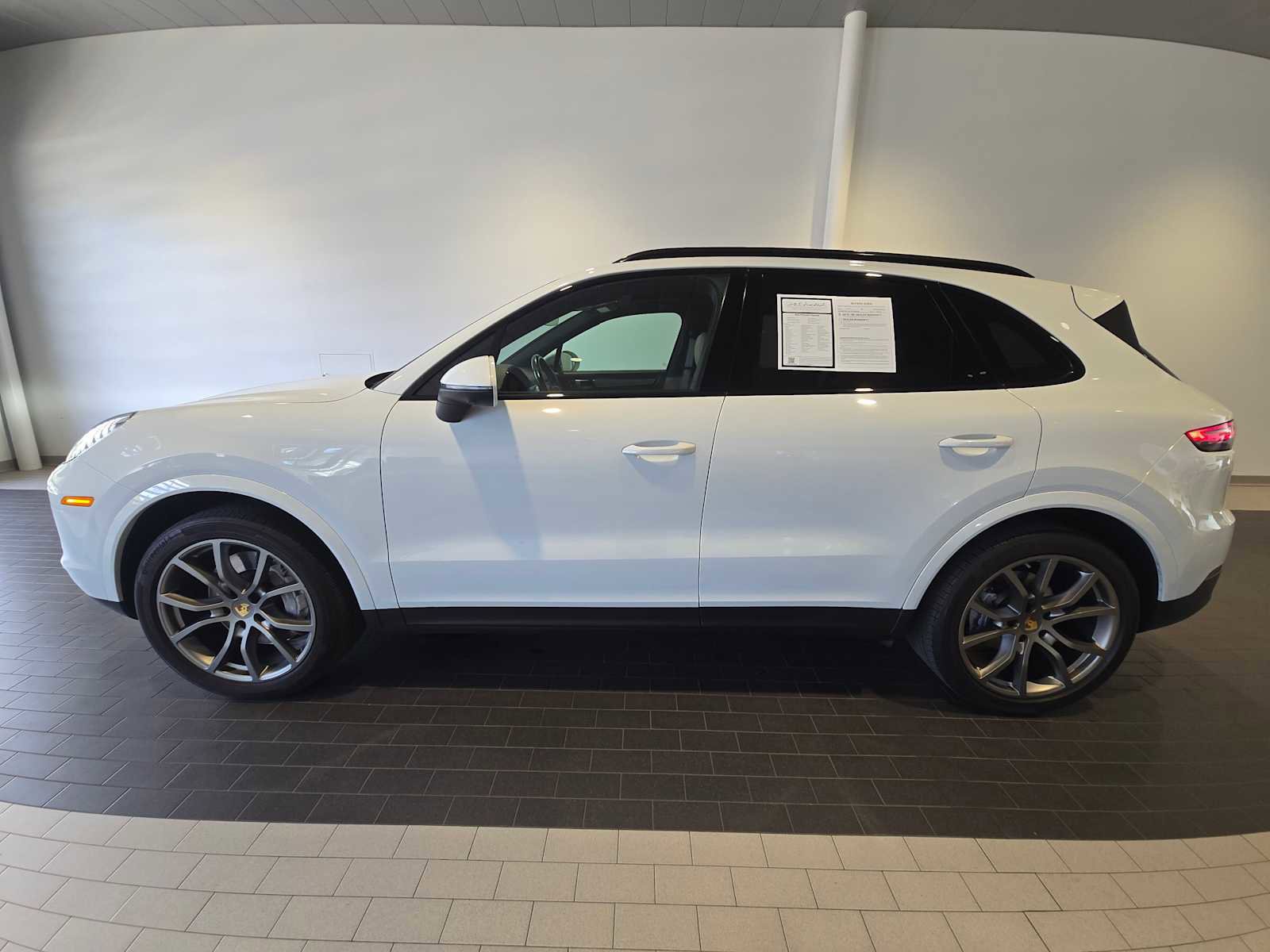 Used 2022 Porsche Cayenne Platinum Edition AWD/4WD image 2