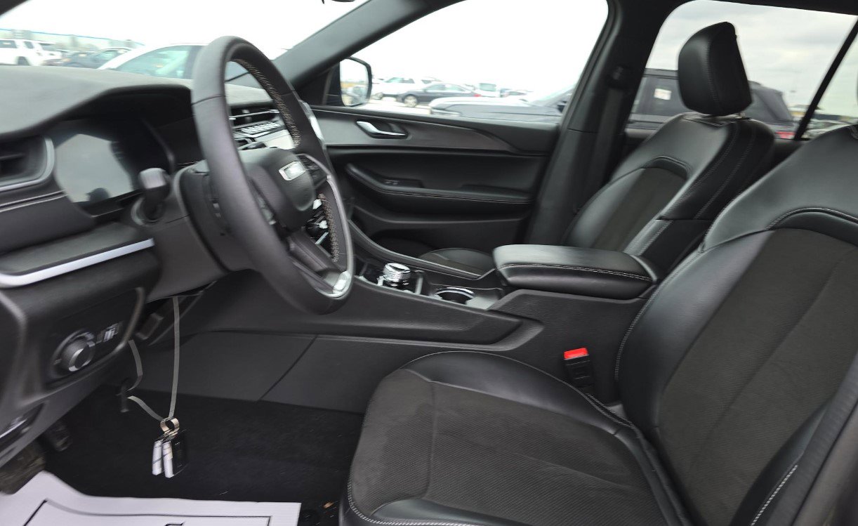 Used 2024 Jeep Grand Cherokee Altitude AWD/4WD image 7