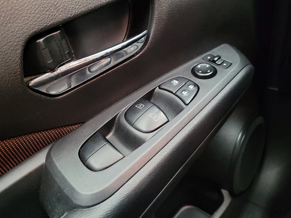 Used 2023 Nissan Kicks SR w/ Interior Electronics Package FWD image 27