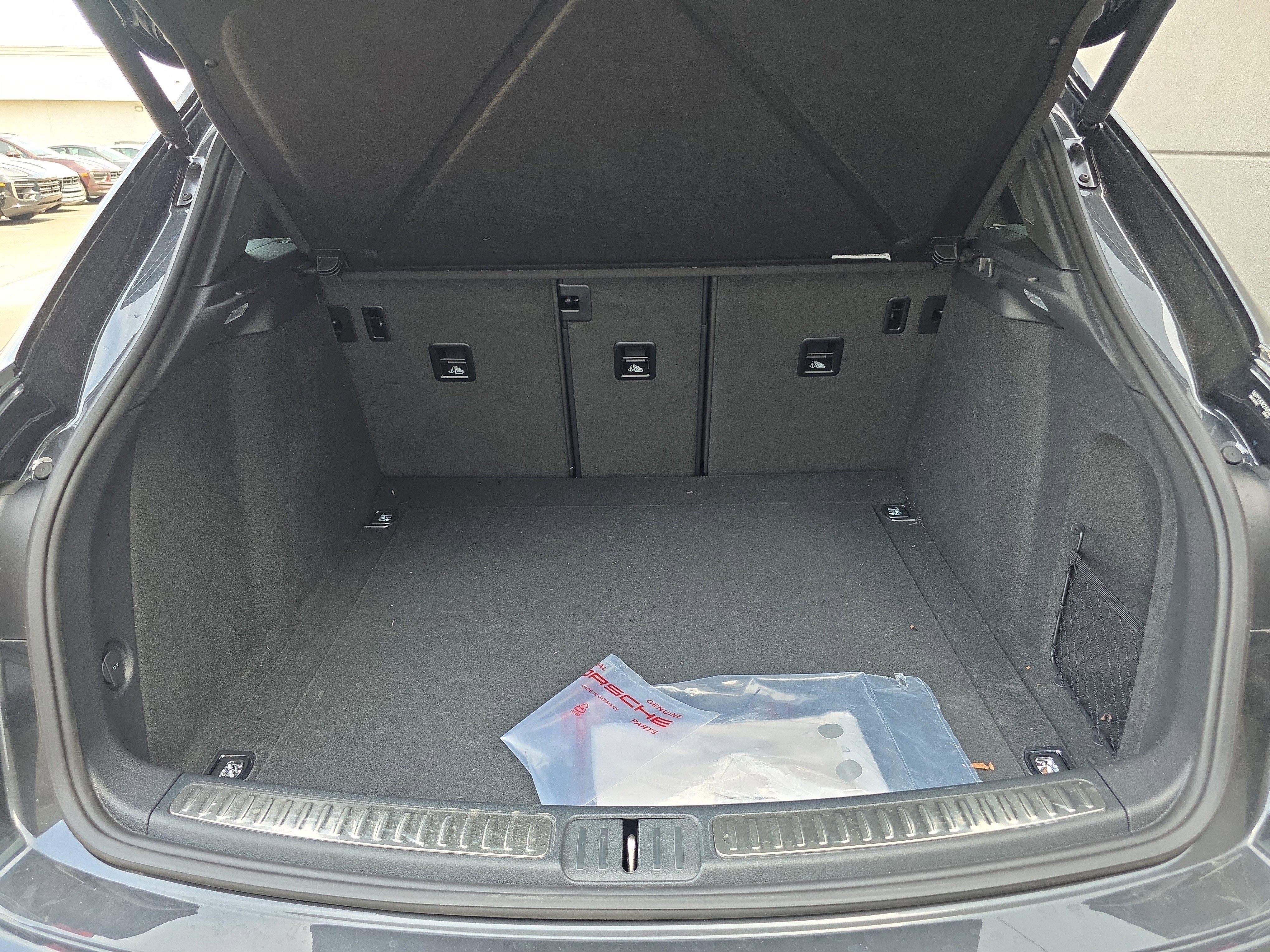 Used 2026 Porsche Macan AWD/4WD image 15