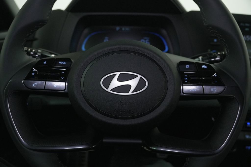 Certified 2025 Hyundai Elantra Sport image 38