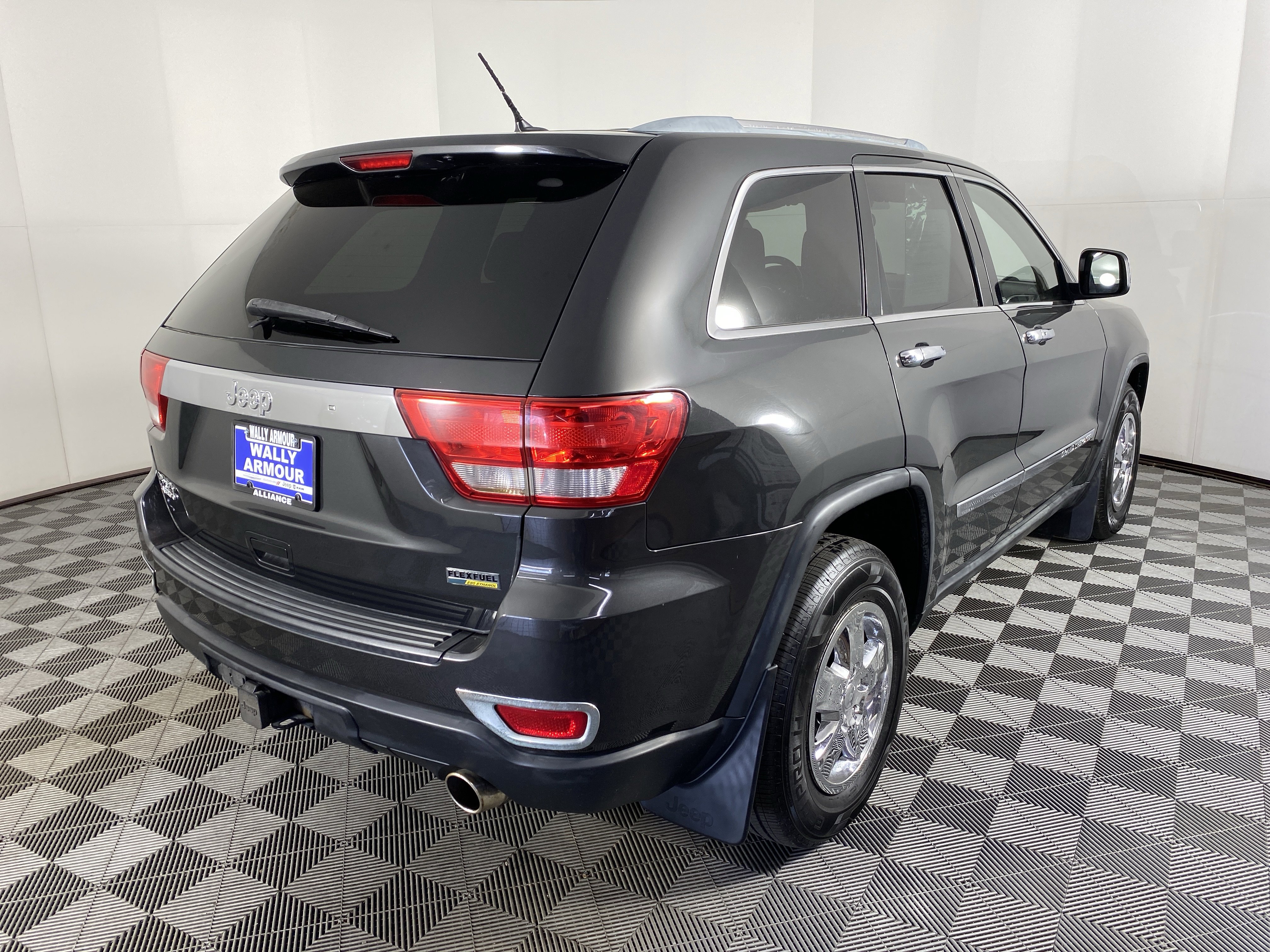 Used 2011 Jeep Grand Cherokee Laredo AWD/4WD image 3