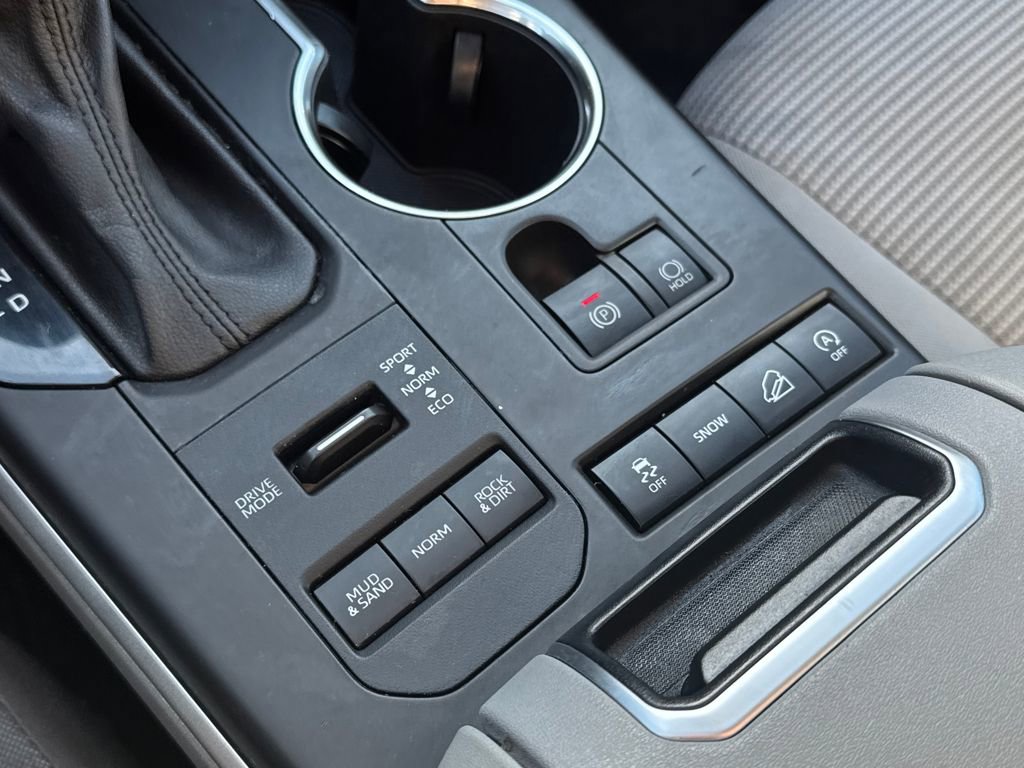 Used 2021 Toyota Highlander LE image 28