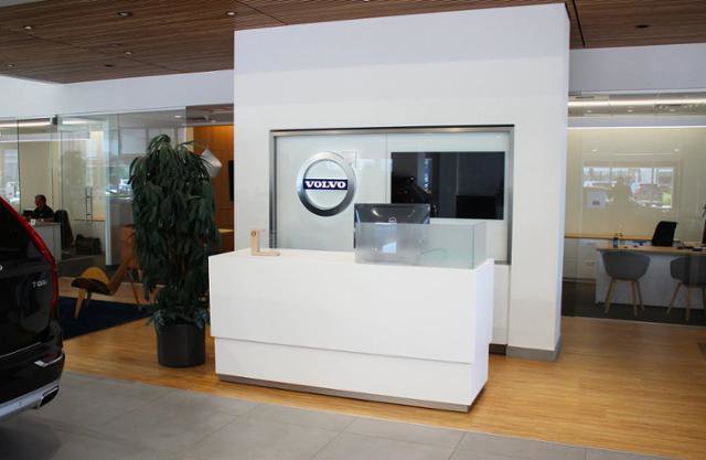 Certified 2024 Volvo XC40 B5 Ultimate w/ Climate Package image 41